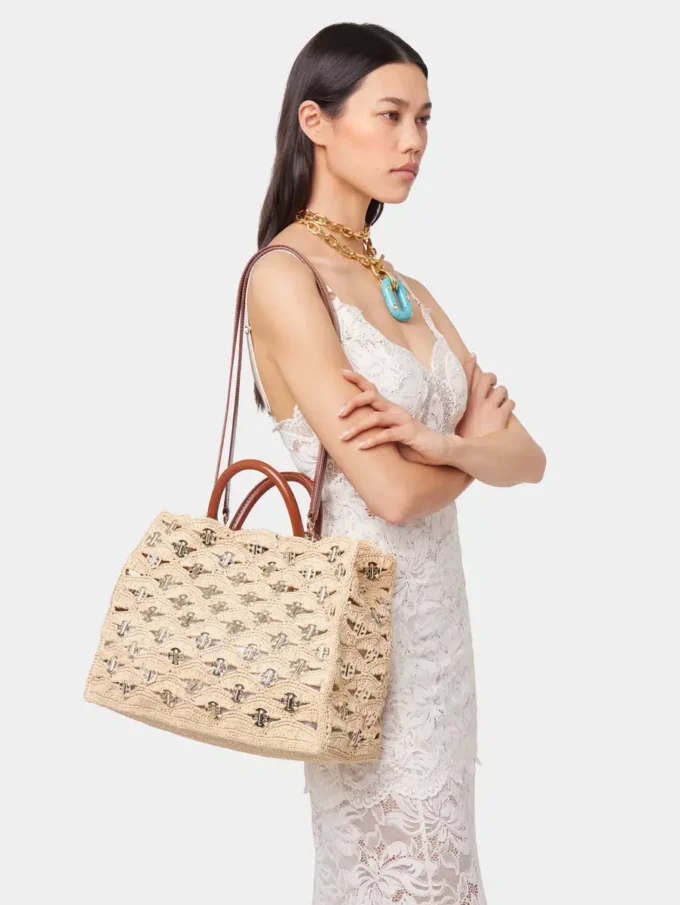 Beige tote bag in raffia