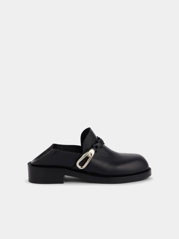 Black mules in smooth leather