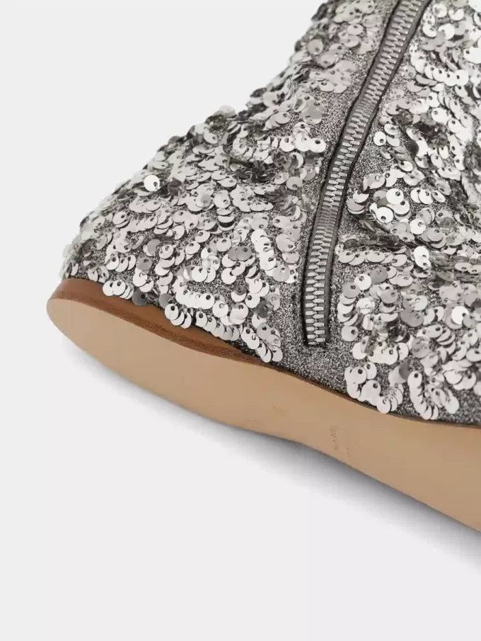 Boots with sequins